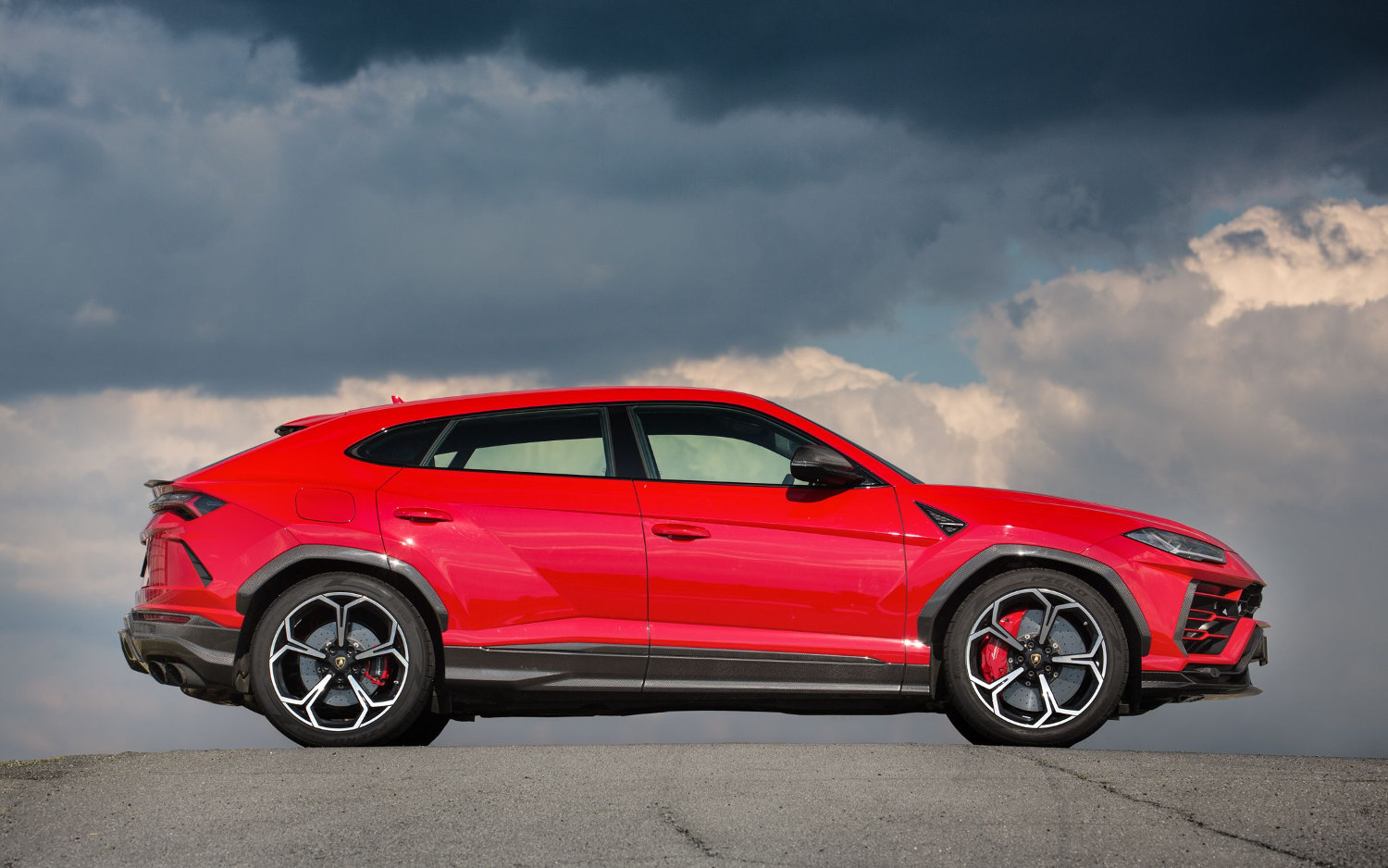 Comparison Porsche Cayenne EHybrid 2019 vs Urus 2019